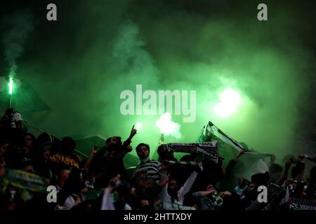 Lisbonne, Portugal. 2nd mars 2022. Les supporters du sport lors de la demi-finale du match de football de première jambe de la coupe du Portugal entre le Sporting CP et le FC Porto au stade Jose Alvalade de Lisbonne, Portugal, le 2 mars 2022. (Image de crédit : © Pedro Fiuza/ZUMA Press Wire) Banque D'Images