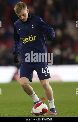 MIDDLESBROUGH, ROYAUME-UNI. 1st MARS Tottenham Hotspur Harvey White se réchauffe lors de la cinquième partie de la coupe FA entre Middlesbrough et Tottenham Hotspur au stade Riverside, à Middlesbrough, le mardi 1st mars 2022. (Credit: Mark Fletcher | MI News) Credit: MI News & Sport /Alay Live News Banque D'Images