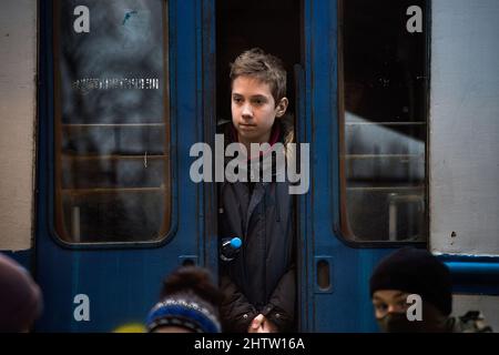 Przemysl, Pologne. 02nd mars 2022. Un garçon regarde du train qui est arrivé d'Ukraine à la gare de Przemysl.des milliers de réfugiés épuisés fuyant la guerre d'Ukraine arrivent tous les jours à la ville frontalière polonaise de Przemysl en car, en train et en voiture. Crédit : SOPA Images Limited/Alamy Live News Banque D'Images