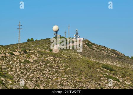 Radar météorologique et répéteur/antenne sur Senda de la Lloma, montagne de Cullera connue pour la Bola, province de Valence, Espagne, Europe Banque D'Images