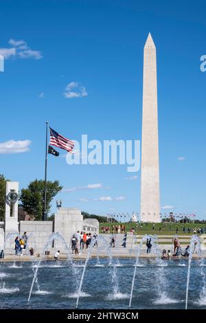 Washington, DC. Mémorial de la Seconde Guerre mondiale avec fontaines. Washington Monument en arrière-plan. Banque D'Images