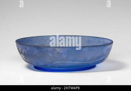 Art inspiré par le plat, dynastie Qing (1644–1911), Chine, verre, H. 2 5/8 po. (6,7 cm) ; diamètre 9 5/8 po (24,4 cm), verre, oeuvres classiques modernisées par Artotop avec une touche de modernité. Formes, couleur et valeur, impact visuel accrocheur sur l'art émotions par la liberté d'œuvres d'art d'une manière contemporaine. Un message intemporel qui cherche une nouvelle direction créative. Artistes qui se tournent vers le support numérique et créent le NFT Artotop Banque D'Images