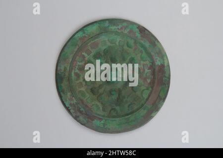 Art inspiré par Mirror, Han de l'est (25–220)–six dynasties (220–589), 3rd ou 4th Century, Chine, Bronze avec patine verte, Diam. 5 7/8 po (14,9 cm), miroirs, oeuvres classiques modernisées par Artotop avec une touche de modernité. Formes, couleur et valeur, impact visuel accrocheur sur l'art émotions par la liberté d'œuvres d'art d'une manière contemporaine. Un message intemporel qui cherche une nouvelle direction créative. Artistes qui se tournent vers le support numérique et créent le NFT Artotop Banque D'Images