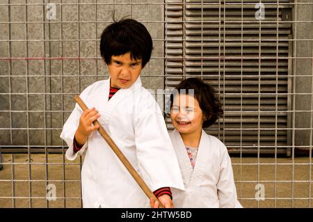 portrait de deux enfants avec combinaison de karaté sur fond métallique Banque D'Images