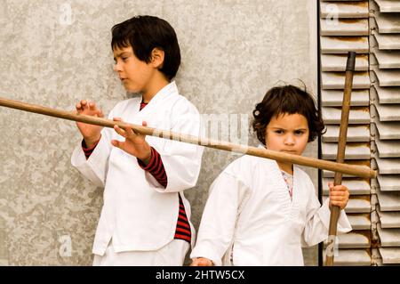 portrait de deux enfants jouer du karaté sur fond de mur Banque D'Images