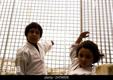 portrait de deux enfants jouant du karaté dans la rue Banque D'Images