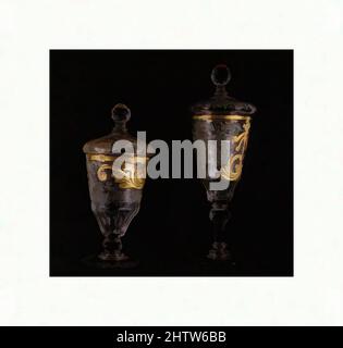 Art inspiré par la tasse debout avec couvercle, env. 1760, allemand, Silésie, verre, H. avec couvercle : 10 1/2 po (26,7 cm) ; diamètre 3 3/8 po (8,6 cm.), verre, oeuvres classiques modernisées par Artotop avec une touche de modernité. Formes, couleur et valeur, impact visuel accrocheur sur l'art émotions par la liberté d'œuvres d'art d'une manière contemporaine. Un message intemporel qui cherche une nouvelle direction créative. Artistes qui se tournent vers le support numérique et créent le NFT Artotop Banque D'Images