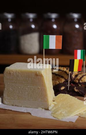 Fromage irlandais avec chocolat belge et macarons à la noix de coco italienne dans une cuisine rustique Banque D'Images