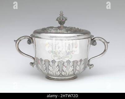 Art inspiré par une tasse à deux manche avec couvercle, I H (britannique, mi-fin du 17th siècle), 1676/77, britannique, Londres, argent, total (confirmé) : 9 9/16 x 13 1/2 x 8 7/8 po. (24,3 x 34,3 x 22,5 cm), Metalwork-Silver, I H (britannique, mi-fin du 17th siècle), cette tasse a été conçue à l'origine pour être utilisée dans, les œuvres classiques modernisées par Artotop avec une touche de modernité. Formes, couleur et valeur, impact visuel accrocheur sur l'art émotions par la liberté d'œuvres d'art d'une manière contemporaine. Un message intemporel qui cherche une nouvelle direction créative. Artistes qui se tournent vers le support numérique et créent le NFT Artotop Banque D'Images