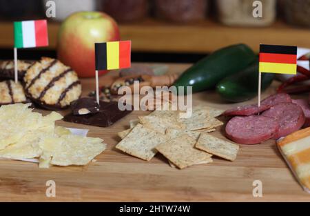 Fromage irlandais avec chocolat belge et macarons à la noix de coco italienne dans une cuisine rustique Banque D'Images