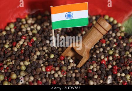 Bol de grains de poivre avec Scoop et drapeau de l'Inde Banque D'Images