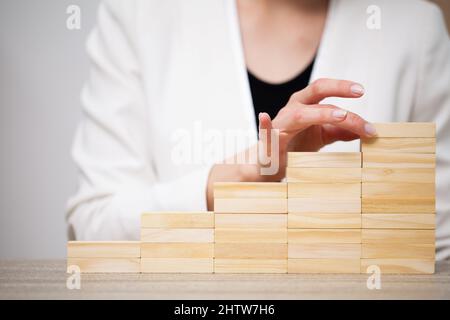 Les doigts grimpent les escaliers en blocs de bois. Banque D'Images