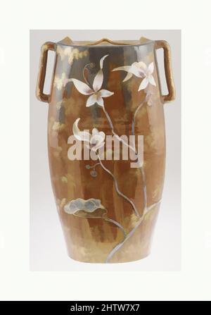 Art inspiré par vase, Emile Gallé (français, Nancy 1846–1904 Nancy), env. 1885, Français, Lorraine (Nancy), faïence émaillée, hauteur : 11 1/4 po. (28,6 cm), céramique-poterie, Emile Gallé (français, Nancy 1846–1904 Nancy), le naturalisme sensible de la décoration florale de Gallé était les œuvres classiques modernisées par Artotop avec une touche de modernité. Formes, couleur et valeur, impact visuel accrocheur sur l'art émotions par la liberté d'œuvres d'art d'une manière contemporaine. Un message intemporel qui cherche une nouvelle direction créative. Artistes qui se tournent vers le support numérique et créent le NFT Artotop Banque D'Images