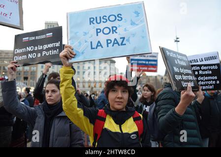 Barcelone, Espagne. 02nd mars 2022. Un manifestant tient un écriteau intitulé « Rusos por la paz » (Russes pour la paix) lors d'une manifestation contre le président russe Vladimir Poutine et l'invasion de l'Ukraine par la Russie. Le septième jour de l'attaque des troupes militaires russes sur l'Ukraine, environ 5000 personnes se sont rassemblées sur la Plaza Catalunya pour soutenir l'Ukraine et protester contre la guerre. Crédit : SOPA Images Limited/Alamy Live News Banque D'Images