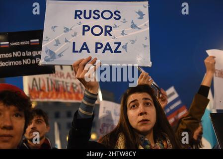 Barcelone, Espagne. 02nd mars 2022. Un manifestant tient un écriteau intitulé « Rusos por la paz » (Russes pour la paix) lors d'une manifestation contre le président russe Vladimir Poutine et l'invasion de l'Ukraine par la Russie. Le septième jour de l'attaque des troupes militaires russes sur l'Ukraine, environ 5000 personnes se sont rassemblées sur la Plaza Catalunya pour soutenir l'Ukraine et protester contre la guerre. Crédit : SOPA Images Limited/Alamy Live News Banque D'Images