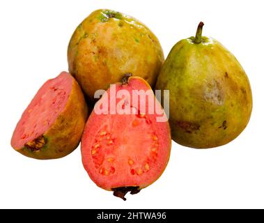 Guavas rouges frais et biologiques coupées en deux sur une planche de bois.Fruits exotiques, concept de saine alimentation Banque D'Images