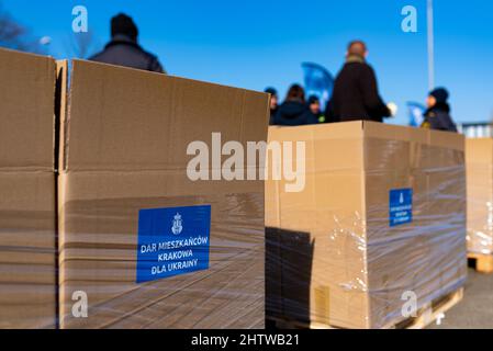 Espagne. 02nd mars 2022. Boîtes contenant des dons de nourriture et de vêtements de citoyens prêts à être envoyés aux réfugiés fuyant la guerre Russie - Ukraine à la frontière avec l'Ukraine au stade Miejski Henryka Reymana de Cracovie, en Pologne, le 2 mars 2022. Des centaines de milliers de réfugiés ukrainiens ont traversé la frontière depuis le début de la guerre Russie-Ukraine, ce qui a provoqué une vague de solidarité de la part des populations de Pologne et d’Europe. (Photo par Davide Bonaldo/Sipa USA) crédit: SIPA USA/Alay Live News Banque D'Images