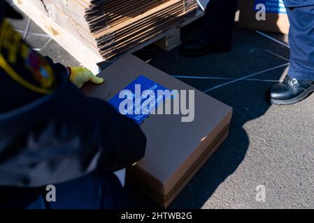 Espagne. 02nd mars 2022. Boîtes contenant des dons de nourriture et de vêtements de citoyens prêts à être envoyés aux réfugiés fuyant la guerre Russie - Ukraine à la frontière avec l'Ukraine au stade Miejski Henryka Reymana de Cracovie, en Pologne, le 2 mars 2022. Des centaines de milliers de réfugiés ukrainiens ont traversé la frontière depuis le début de la guerre Russie-Ukraine, ce qui a provoqué une vague de solidarité de la part des populations de Pologne et d’Europe. (Photo par Davide Bonaldo/Sipa USA) crédit: SIPA USA/Alay Live News Banque D'Images