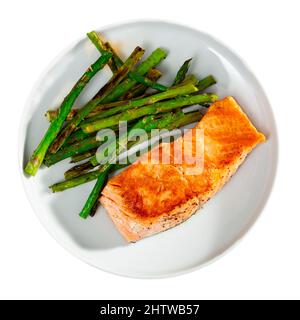 Steak de saumon rôti et asperges vertes sur l'assiette Banque D'Images
