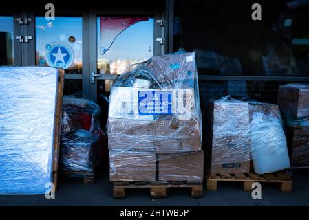 Espagne. 02nd mars 2022. Boîtes contenant des dons de nourriture et de vêtements de citoyens prêts à être envoyés aux réfugiés fuyant la guerre Russie - Ukraine à la frontière avec l'Ukraine au stade Miejski Henryka Reymana de Cracovie, en Pologne, le 2 mars 2022. Des centaines de milliers de réfugiés ukrainiens ont traversé la frontière depuis le début de la guerre Russie-Ukraine, ce qui a provoqué une vague de solidarité de la part des populations de Pologne et d’Europe. (Photo par Davide Bonaldo/Sipa USA) crédit: SIPA USA/Alay Live News Banque D'Images