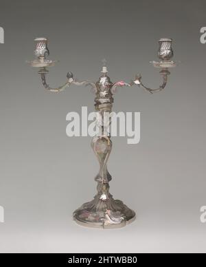 Art inspiré par Candelabrum (un de deux), 1742/43, British, London, Silver, Hauteur : 15 1/4 po (38,7 cm), Metalwork-Silver, le modeleur de ces chandeliers, influencé par des dessins français contemporains, a doté la forme habituellement statique d'une énergie organique, à la hausse, les oeuvres classiques modernisées par Artotop avec un peu de modernité. Formes, couleur et valeur, impact visuel accrocheur sur l'art émotions par la liberté d'œuvres d'art d'une manière contemporaine. Un message intemporel qui cherche une nouvelle direction créative. Artistes qui se tournent vers le support numérique et créent le NFT Artotop Banque D'Images