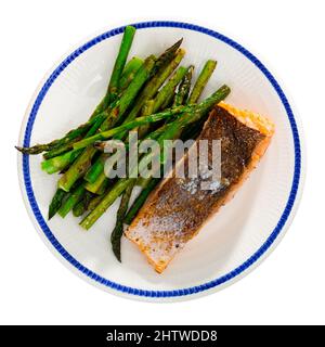 Filet de saumon grillé avec asperges sur l'assiette Banque D'Images