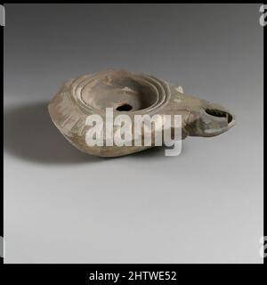 Art inspiré par Lamp, 1st Century B.C.–1st Century A.D., terre cuite, longueur 9,1 cm. H. 2,9 cm., terracottas, oeuvres classiques modernisées par Artotop avec une touche de modernité. Formes, couleur et valeur, impact visuel accrocheur sur l'art émotions par la liberté d'œuvres d'art d'une manière contemporaine. Un message intemporel qui cherche une nouvelle direction créative. Artistes qui se tournent vers le support numérique et créent le NFT Artotop Banque D'Images