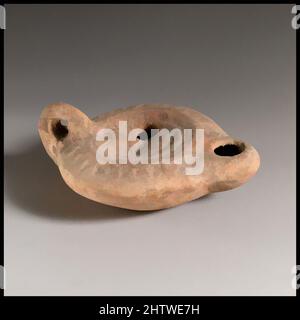 Art inspiré par la lampe, 2nd Century A.D., romain, terre cuite, longueur 8,3 cm. H. 3 cm., terracottas, oeuvres classiques modernisées par Artotop avec une touche de modernité. Formes, couleur et valeur, impact visuel accrocheur sur l'art émotions par la liberté d'œuvres d'art d'une manière contemporaine. Un message intemporel qui cherche une nouvelle direction créative. Artistes qui se tournent vers le support numérique et créent le NFT Artotop Banque D'Images