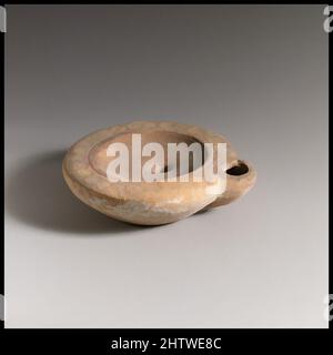 Art inspiré par la lampe, 2nd Century A.D., romain, terre cuite, longueur 7,5 cm. H. 2,2 cm., terracottas, oeuvres classiques modernisées par Artotop avec une touche de modernité. Formes, couleur et valeur, impact visuel accrocheur sur l'art émotions par la liberté d'œuvres d'art d'une manière contemporaine. Un message intemporel qui cherche une nouvelle direction créative. Artistes qui se tournent vers le support numérique et créent le NFT Artotop Banque D'Images
