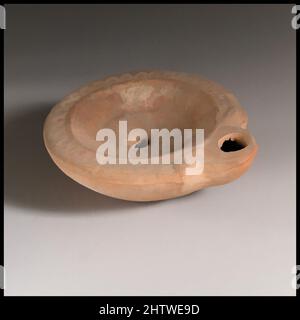 Art inspiré par la lampe, 2nd Century A.D., romain, terre cuite, longueur 8 cm. H. 2,5 cm., terracottas, oeuvres classiques modernisées par Artotop avec une touche de modernité. Formes, couleur et valeur, impact visuel accrocheur sur l'art émotions par la liberté d'œuvres d'art d'une manière contemporaine. Un message intemporel qui cherche une nouvelle direction créative. Artistes qui se tournent vers le support numérique et créent le NFT Artotop Banque D'Images