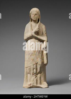 Art inspiré par la statuette Limestone d'un votataire femelle, hellénistique ou romain précoce, chypriote, calcaire, total: 23 1/4 × 8 × 3 3/4 po. (59,1 × 20,3 × 9,5 cm), Sculpture de pierre, Figure portant une tunique avec un manteau dessiné sur la tête, tenant une pomme, oeuvres classiques modernisées par Artotop avec une touche de modernité. Formes, couleur et valeur, impact visuel accrocheur sur l'art émotions par la liberté d'œuvres d'art d'une manière contemporaine. Un message intemporel qui cherche une nouvelle direction créative. Artistes qui se tournent vers le support numérique et créent le NFT Artotop Banque D'Images