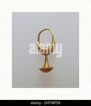 Art inspiré par Earring avec pendentif tête de clou, 12, chypriote, Or, autre: 1/2 x 3/8 x 1 3/16 po. (1,3 x 1 x 3 cm), Or et argent, oeuvres classiques modernisées par Artotop avec une touche de modernité. Formes, couleur et valeur, impact visuel accrocheur sur l'art émotions par la liberté d'œuvres d'art d'une manière contemporaine. Un message intemporel qui cherche une nouvelle direction créative. Artistes qui se tournent vers le support numérique et créent le NFT Artotop Banque D'Images