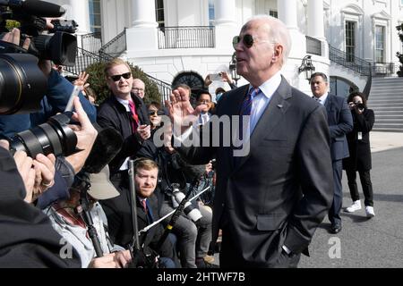 1 mars 2022, Washington, District de Columbia, États-Unis: LE président DES ÉTATS-UNIS JOE BIDEN a eu des entretiens avec des journalistes sur la pelouse sud de la Maison Blanche avant son départ avec la première dame de Duluth, Minnesota. (Credit image: © Lénine Nolly/ZUMA Press Wire) Banque D'Images