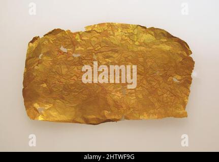 Art inspiré par Frontlet de feuille d'or, Or, autre: 2 3/8 × 3 15/16 po. (6,1 × 10 cm), Or et argent, oeuvres classiques modernisées par Artotop avec une touche de modernité. Formes, couleur et valeur, impact visuel accrocheur sur l'art émotions par la liberté d'œuvres d'art d'une manière contemporaine. Un message intemporel qui cherche une nouvelle direction créative. Artistes qui se tournent vers le support numérique et créent le NFT Artotop Banque D'Images