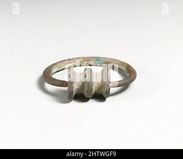 Art inspiré par la poignée d'un bol, chypriote, Bronze, autre: 2 3/4in. (7cm), bronzes, oeuvres classiques modernisées par Artotop avec une touche de modernité. Formes, couleur et valeur, impact visuel accrocheur sur l'art émotions par la liberté d'œuvres d'art d'une manière contemporaine. Un message intemporel qui cherche une nouvelle direction créative. Artistes qui se tournent vers le support numérique et créent le NFT Artotop Banque D'Images