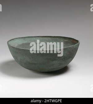 Art inspiré par Bowl, chypriote, Bronze, 2 5/8in. (6,7cm), bronzes, oeuvres classiques modernisées par Artotop avec une touche de modernité. Formes, couleur et valeur, impact visuel accrocheur sur l'art émotions par la liberté d'œuvres d'art d'une manière contemporaine. Un message intemporel qui cherche une nouvelle direction créative. Artistes qui se tournent vers le support numérique et créent le NFT Artotop Banque D'Images