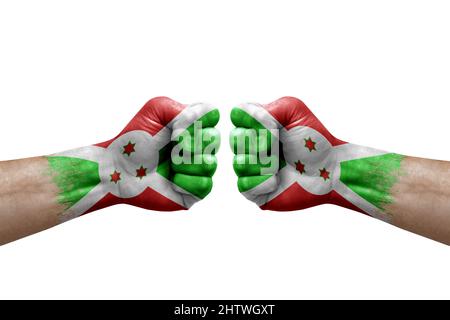 Deux mains poinçonner l'une à l'autre sur fond blanc. Drapeaux de pays peints poings, concept de crise de conflit entre le burundi et le burundi Banque D'Images