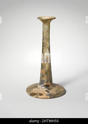 Art inspiré par flacon de parfum en verre, Mid Imperial, 2nd–3rd Century A.D., romain, verre ; Soufflé, total : 6 3/4 x 3 5/8 x 1 5/8 po. (17,1 x 9,2 x 4,1 cm), verre, Candlestick unguentarium. Incolore avec une teinte verdâtre. Rebord arrondi, pressé sur les côtés de la bouche torchère; grand cylindrique, oeuvres classiques modernisées par Artotop avec une touche de modernité. Formes, couleur et valeur, impact visuel accrocheur sur l'art émotions par la liberté d'œuvres d'art d'une manière contemporaine. Un message intemporel qui cherche une nouvelle direction créative. Artistes qui se tournent vers le support numérique et créent le NFT Artotop Banque D'Images