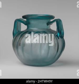 Art inspiré par le verre bocal à deux manche, impérial, 1st–3rd Century A.D., romain, verre; Soufflée et outillée, H. : 6 5/8 po (16,8 cm), verre, bleu translucide vert ; poignées de la même couleur. Rebord incliné légèrement tubulaire, avec rebord extérieur arrondi, replié et abaissé, et lissé sur le côté, les œuvres classiques modernisées par Artotop avec une touche de modernité. Formes, couleur et valeur, impact visuel accrocheur sur l'art émotions par la liberté d'œuvres d'art d'une manière contemporaine. Un message intemporel qui cherche une nouvelle direction créative. Artistes qui se tournent vers le support numérique et créent le NFT Artotop Banque D'Images