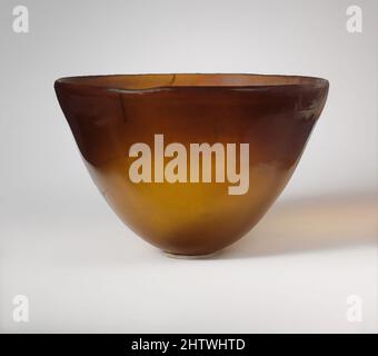 Art inspiré par un bol conique en verre, hellénistique tardif, mi-2nd–début du siècle 1st av. J.-C., grec, syro-palestinien, verre, moulé et coupé ; Moulé et coupé, H. : 2 7/8 po. (7,3 cm), verre, brun miel translucide. Montant arrondi mais irrégulier, côté ondulant, en diagonale vers le bas, les œuvres classiques modernisées par Artotop avec une touche de modernité. Formes, couleur et valeur, impact visuel accrocheur sur l'art émotions par la liberté d'œuvres d'art d'une manière contemporaine. Un message intemporel qui cherche une nouvelle direction créative. Artistes qui se tournent vers le support numérique et créent le NFT Artotop Banque D'Images