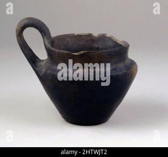 Art inspiré par Cup, Italic, terre cuite, autre (hauteur avec poignée): 2 7/8in. (7,3cm), vases, oeuvres classiques modernisées par Artotop avec une touche de modernité. Formes, couleur et valeur, impact visuel accrocheur sur l'art émotions par la liberté d'œuvres d'art d'une manière contemporaine. Un message intemporel qui cherche une nouvelle direction créative. Artistes qui se tournent vers le support numérique et créent le NFT Artotop Banque D'Images