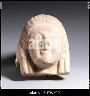 Art inspiré par Antefix, Etruscan, terre cuite, total: 6 15/16 x 6 7/8in. (17,6 x 17,5cm), terracottas, tête féminine avec boucles d'oreilles, oeuvres classiques modernisées par Artotop avec une touche de modernité. Formes, couleur et valeur, impact visuel accrocheur sur l'art émotions par la liberté d'œuvres d'art d'une manière contemporaine. Un message intemporel qui cherche une nouvelle direction créative. Artistes qui se tournent vers le support numérique et créent le NFT Artotop Banque D'Images