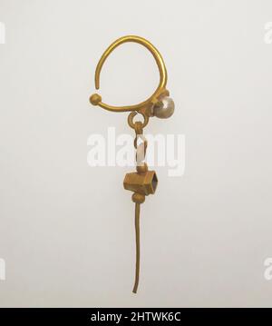 Art inspiré par Earring avec pendentif et perle, romain, doré, perle, autre: 13/16 × 5/16 × 2 5/8 po. (2,1 × 0,9 × 6,7 cm), Or et argent, oeuvres classiques modernisées par Artotop avec une touche de modernité. Formes, couleur et valeur, impact visuel accrocheur sur l'art émotions par la liberté d'œuvres d'art d'une manière contemporaine. Un message intemporel qui cherche une nouvelle direction créative. Artistes qui se tournent vers le support numérique et créent le NFT Artotop Banque D'Images