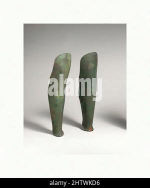 Art inspiré par paire de greaves en bronze, classique tardif, env. 4th Century B.C., étruscan, Bronze, H. 19 7/8 po. (50,5 cm), bronzes, Greaves ont été utilisés pour protéger les tibias, modélisés pour s'adapter aux jambes inférieures. Les rainures profondes sur les côtés indiquent les muscles du mollet, les œuvres classiques modernisées par Artotop avec une touche de modernité. Formes, couleur et valeur, impact visuel accrocheur sur l'art émotions par la liberté d'œuvres d'art d'une manière contemporaine. Un message intemporel qui cherche une nouvelle direction créative. Artistes qui se tournent vers le support numérique et créent le NFT Artotop Banque D'Images