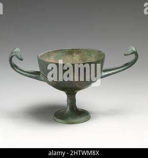 Art inspiré par Bronze kylix (gobelet), ancien classique ou hellénistique, 4th–3rd siècle avant J.-C., grec, Bronze, H. : 3 1/2 po. (8,9 cm), bronzée, cette petite tasse en bronze est dotée d'un bol simple et rond placé sur un pied large et étroit qui s'élargit à l'extrémité inférieure à une base plate. Il a deux œuvres minces, classiques modernisées par Artotop avec une touche de modernité. Formes, couleur et valeur, impact visuel accrocheur sur l'art émotions par la liberté d'œuvres d'art d'une manière contemporaine. Un message intemporel qui cherche une nouvelle direction créative. Artistes qui se tournent vers le support numérique et créent le NFT Artotop Banque D'Images