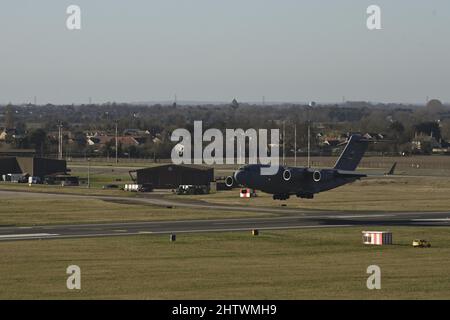 Un avion C-17 Globemaster III de la Force aérienne des États-Unis affecté à l'escadre de transport aérien 62nd, base interarmées Lewis-McChord, Washington, s'approche de la piste pour atterrir à la Royal Air Force Mildenhall, Angleterre, le 27 février 2022. L'avion a atterri à RAF Mildenhall après avoir transporté des palettes de fret à une base aérienne en Norvège. (É.-U. Photo de la Force aérienne par le premier Airman Joseph Barron) Banque D'Images