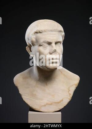 Art inspiré par le buste en marbre de portrait d'un homme, début impérial, Flavian, ca. 69–96, romain, marbre, H. 17 po (43,2 cm), Sculpture de pierre, la coiffure indique que la tête date du règne de l'empereur Domitian (r. A.D. 81–96). Comme dans les portraits tardifs de l'empereur, les cheveux, Classic œuvres modernisées par Artotop avec un peu de modernité. Formes, couleur et valeur, impact visuel accrocheur sur l'art émotions par la liberté d'œuvres d'art d'une manière contemporaine. Un message intemporel qui cherche une nouvelle direction créative. Artistes qui se tournent vers le support numérique et créent le NFT Artotop Banque D'Images