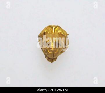 Art inspiré par pendentif sous la forme d'une tête de lion, Or, autre (tête): 7/8 × 3/4 × 3/4 po. (2,2 × 2 × 1,9 cm), Or et argent, oeuvres classiques modernisées par Artotop avec une touche de modernité. Formes, couleur et valeur, impact visuel accrocheur sur l'art émotions par la liberté d'œuvres d'art d'une manière contemporaine. Un message intemporel qui cherche une nouvelle direction créative. Artistes qui se tournent vers le support numérique et créent le NFT Artotop Banque D'Images