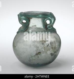 Art inspiré par les aryballos en verre (bouteille d'huile), Mid Imperial, 2nd–3rd Century A.D., Roman, Glass ; Soufflé, H. : 2 po (5,1 cm), verre, bleu translucide vert; poignées de même couleur., épais, rebord partiellement tubulaire, plié, vers le bas, Rond, et dans, aplati sur la surface supérieure; col cylindrique, Classic œuvres modernisées par Artotop avec un peu de modernité. Formes, couleur et valeur, impact visuel accrocheur sur l'art émotions par la liberté d'œuvres d'art d'une manière contemporaine. Un message intemporel qui cherche une nouvelle direction créative. Artistes qui se tournent vers le support numérique et créent le NFT Artotop Banque D'Images