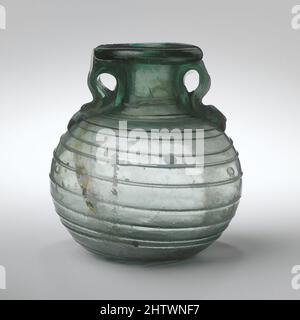 Art inspiré par les aryballos en verre (bouteille d'huile), Mid Imperial, 2nd–3rd Century AD, Roman, Glass ; Soufflés et tractés, H. : 2 5/8 po (6,7 cm), verre, bleu translucide vert; poignées et chemin de la même couleur., épais, bord partiellement tubulaire, plié, vers le bas, Rond, et dans, aplati sur l'empeigne, les œuvres classiques modernisées par Artotop avec une touche de modernité. Formes, couleur et valeur, impact visuel accrocheur sur l'art émotions par la liberté d'œuvres d'art d'une manière contemporaine. Un message intemporel qui cherche une nouvelle direction créative. Artistes qui se tournent vers le support numérique et créent le NFT Artotop Banque D'Images